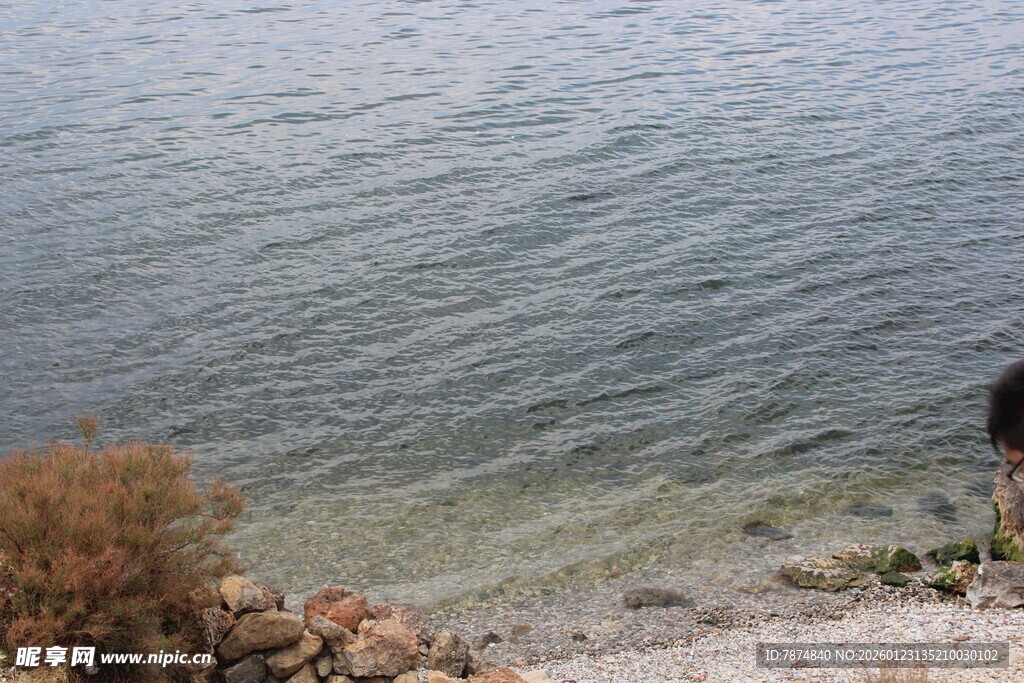 海边景致 一人岸边伫立