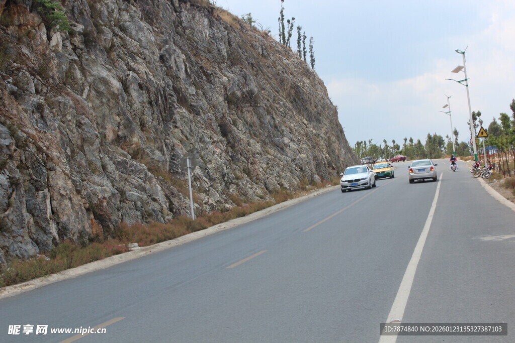 公路旁的岩石山体景观