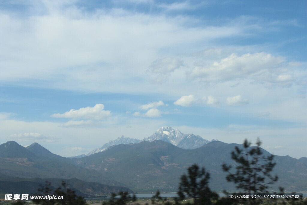 蓝天白云下的远山风景