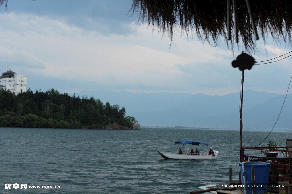 海上小岛旁的船只景象