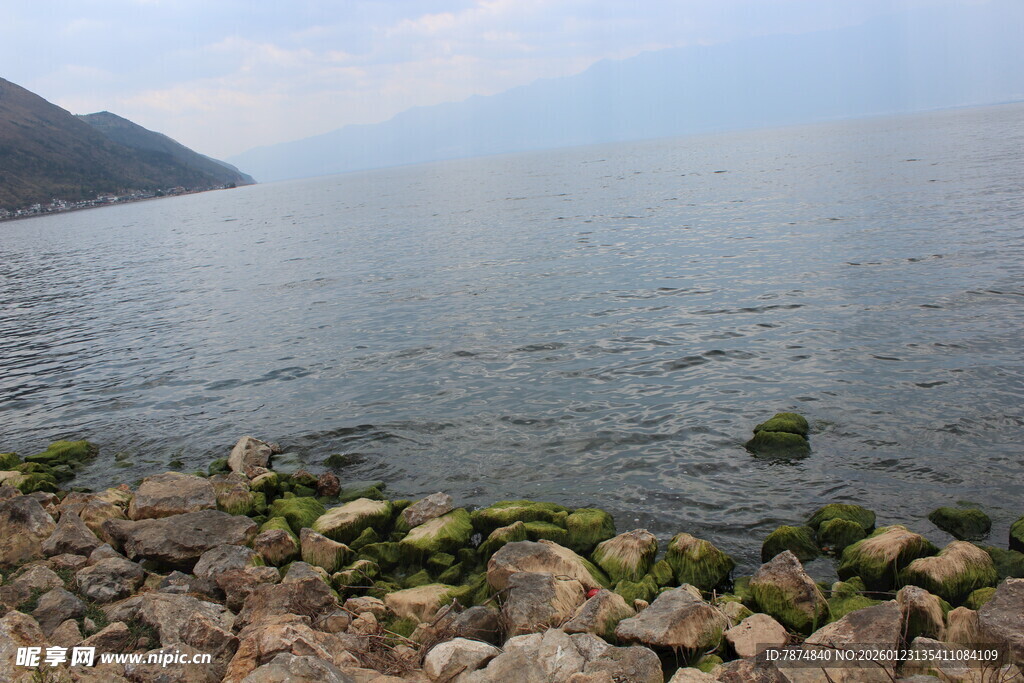 湖畔礁石 宁静湖景风光