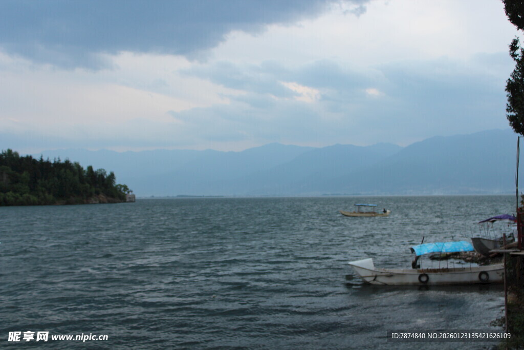 湖畔停泊小船的宁静景致