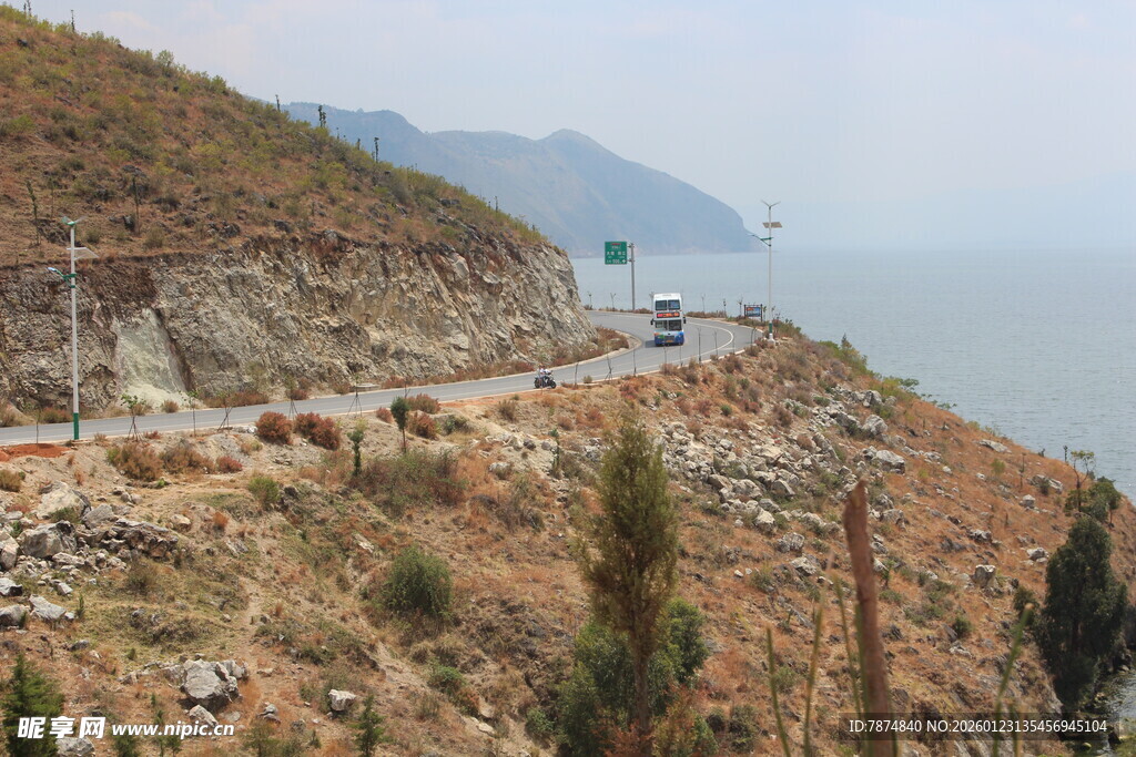 山间公路临崖伴海风景