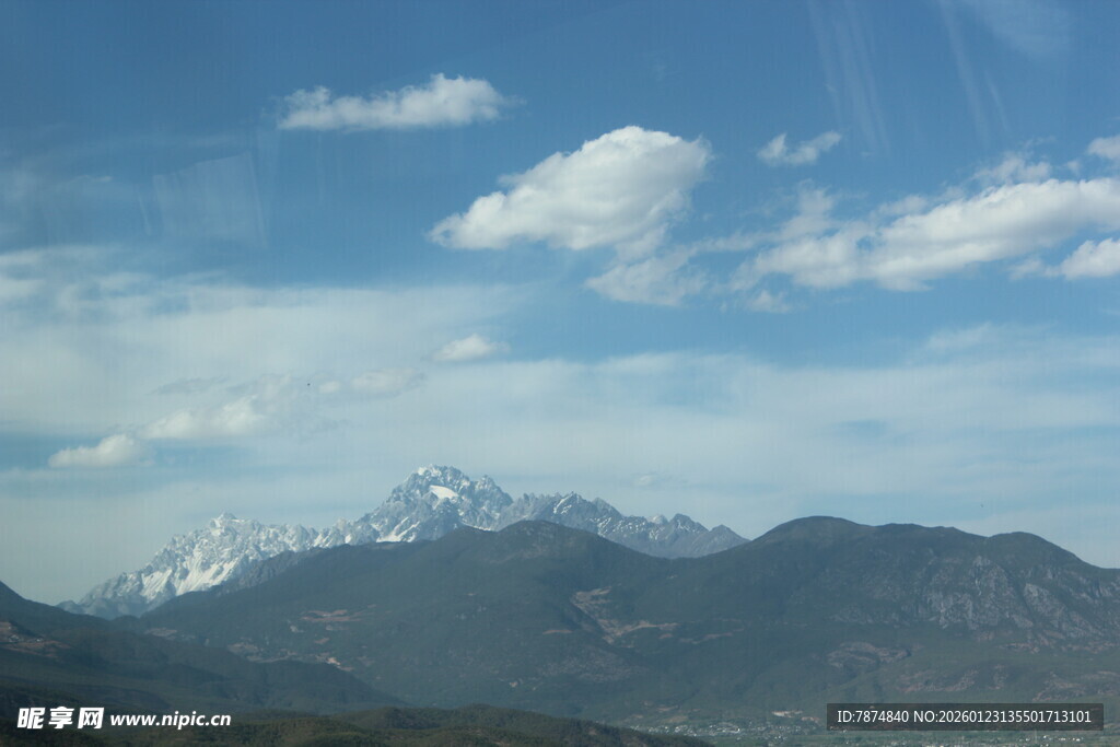 蓝天白云下的壮丽山脉