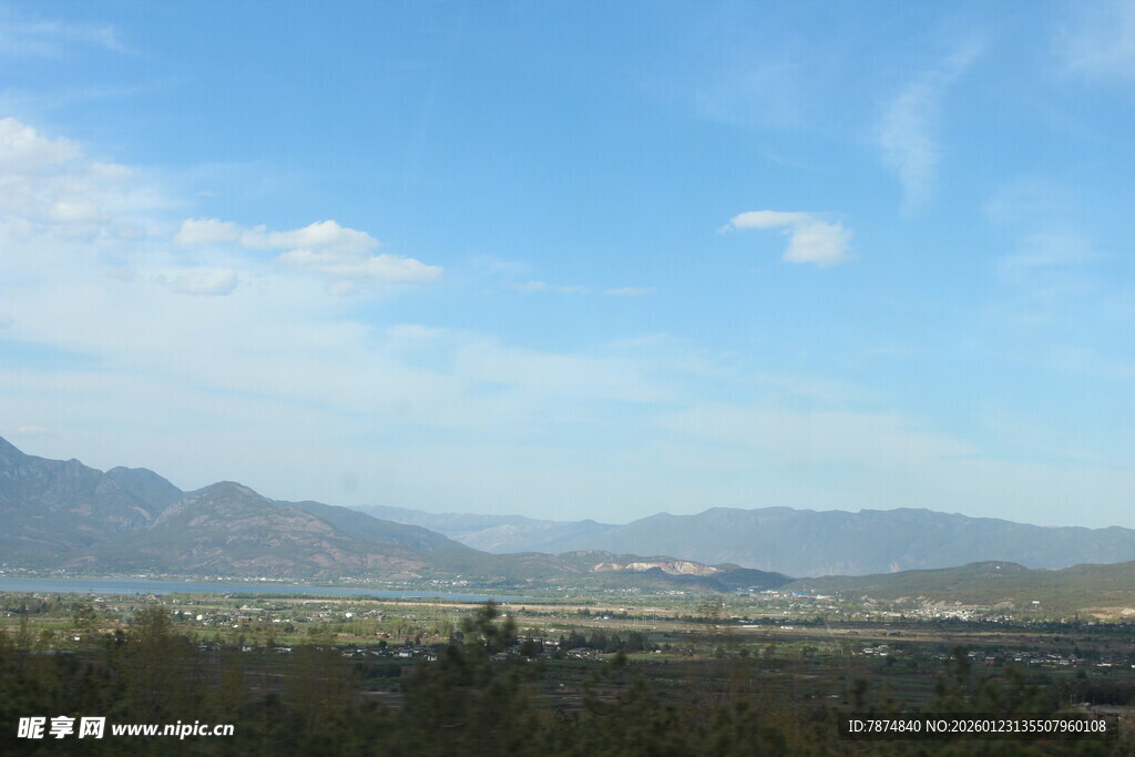 蓝天远山的开阔风景