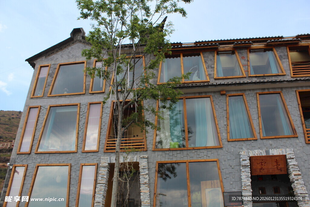 现代风格木质框架玻璃建筑