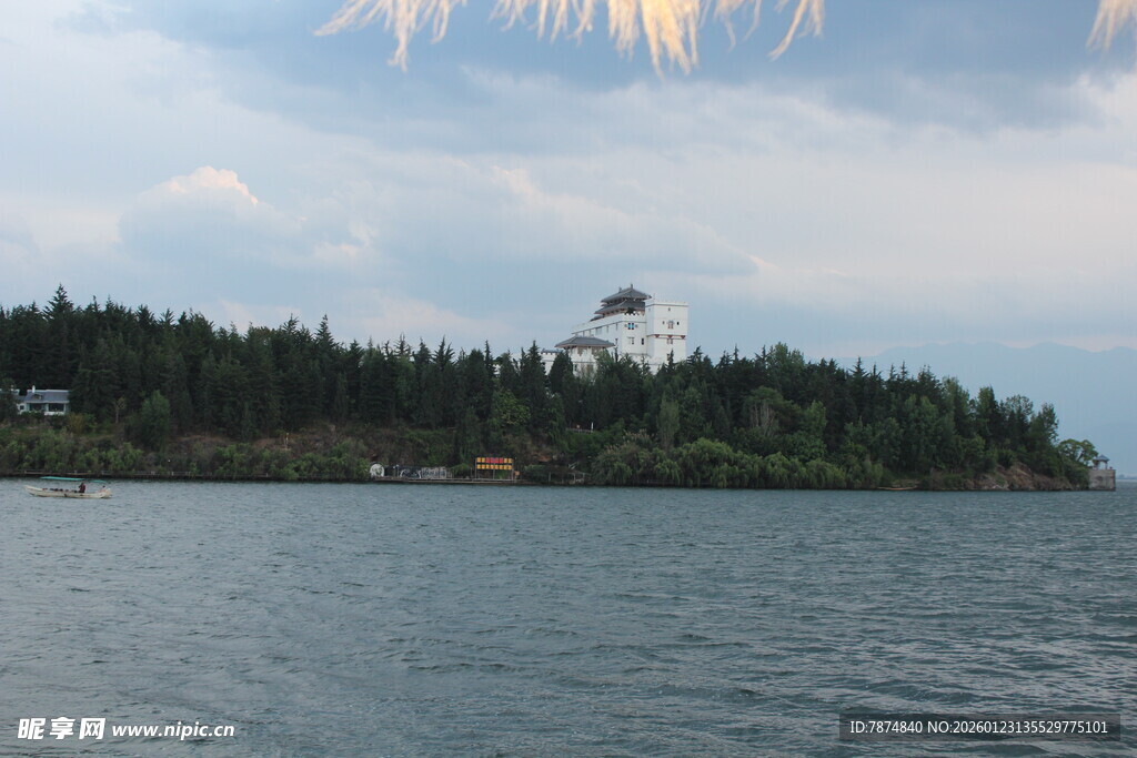 湖畔灯塔与茂密树林景观
