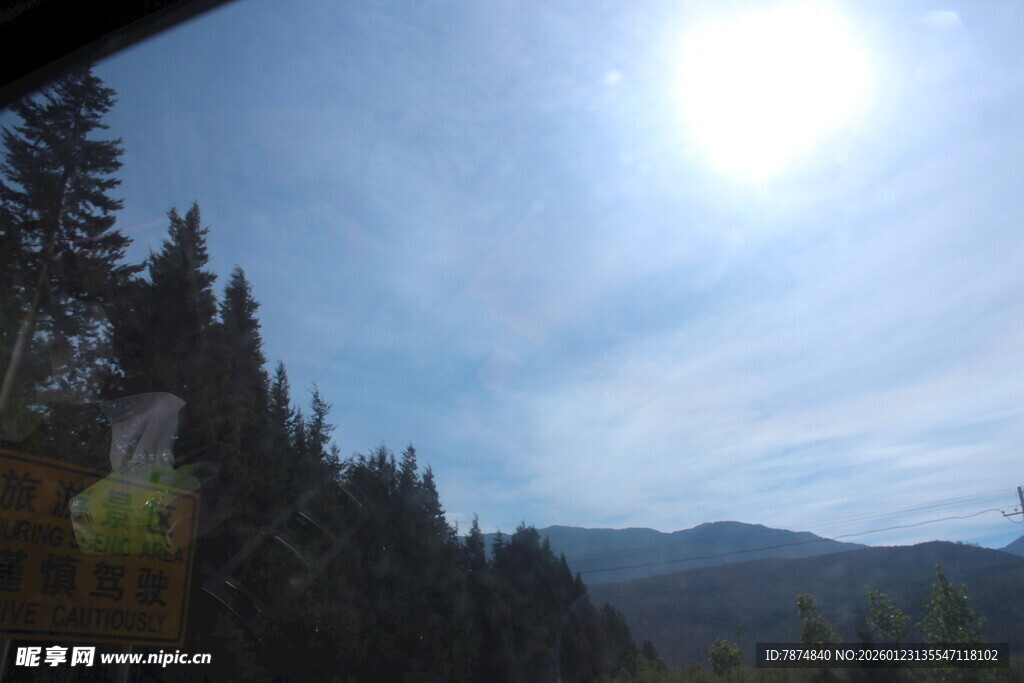 山林间的晴朗天空景色