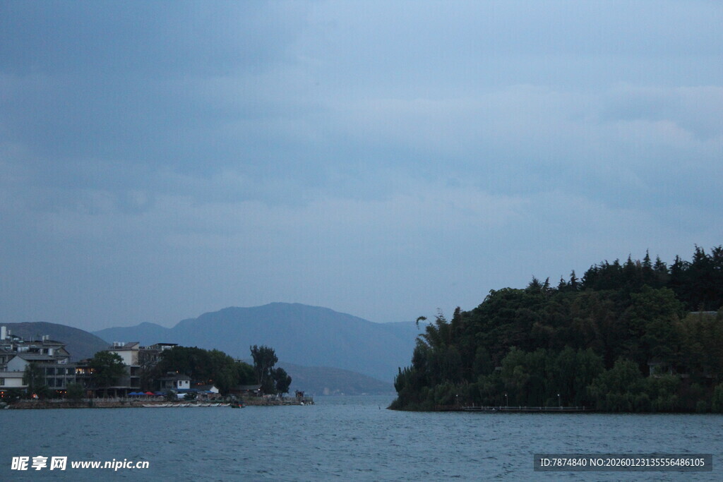 宁静湖畔山林景色