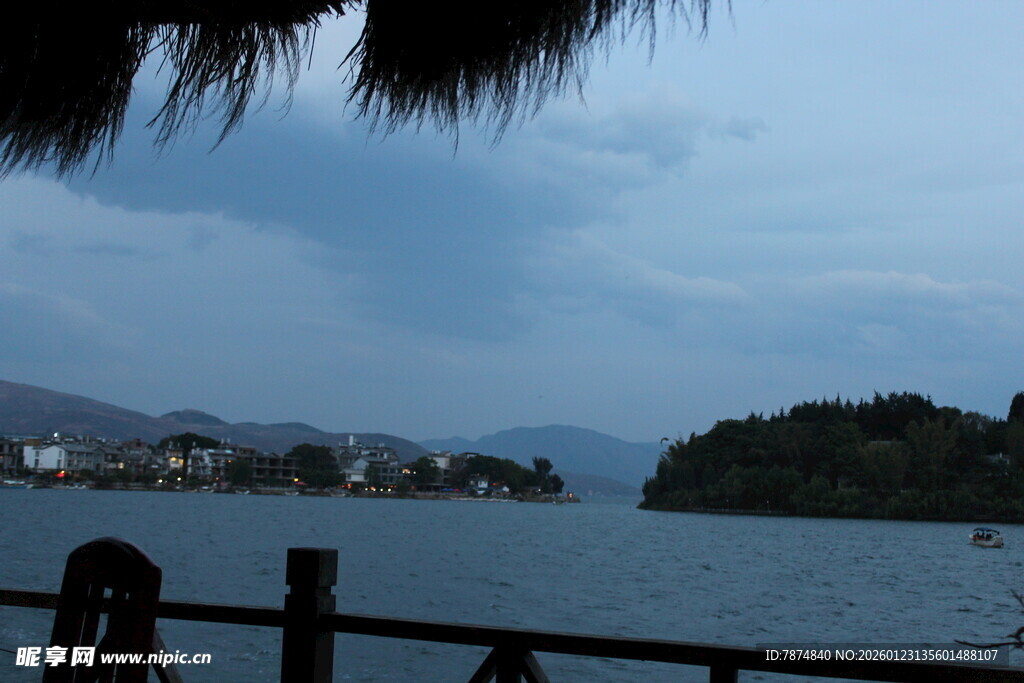 湖畔风景 远山近水入眼帘