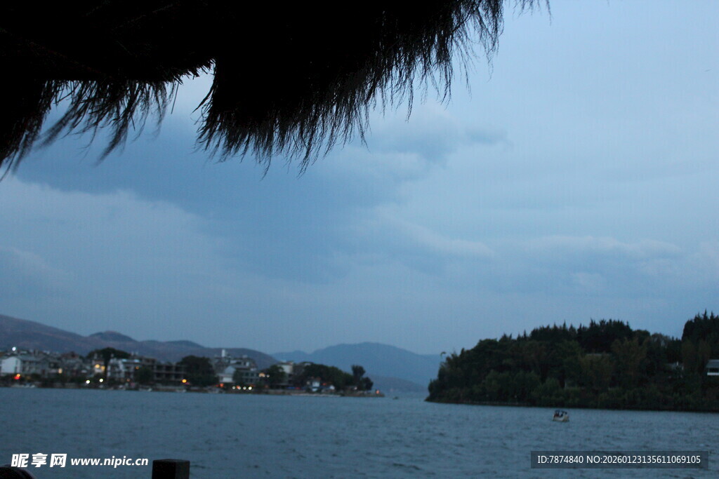 湖畔风光 远山近水景色美