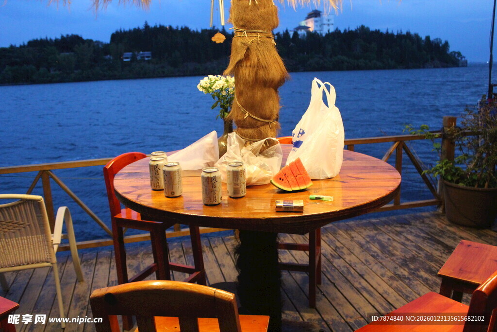 湖畔露台惬意户外用餐场景