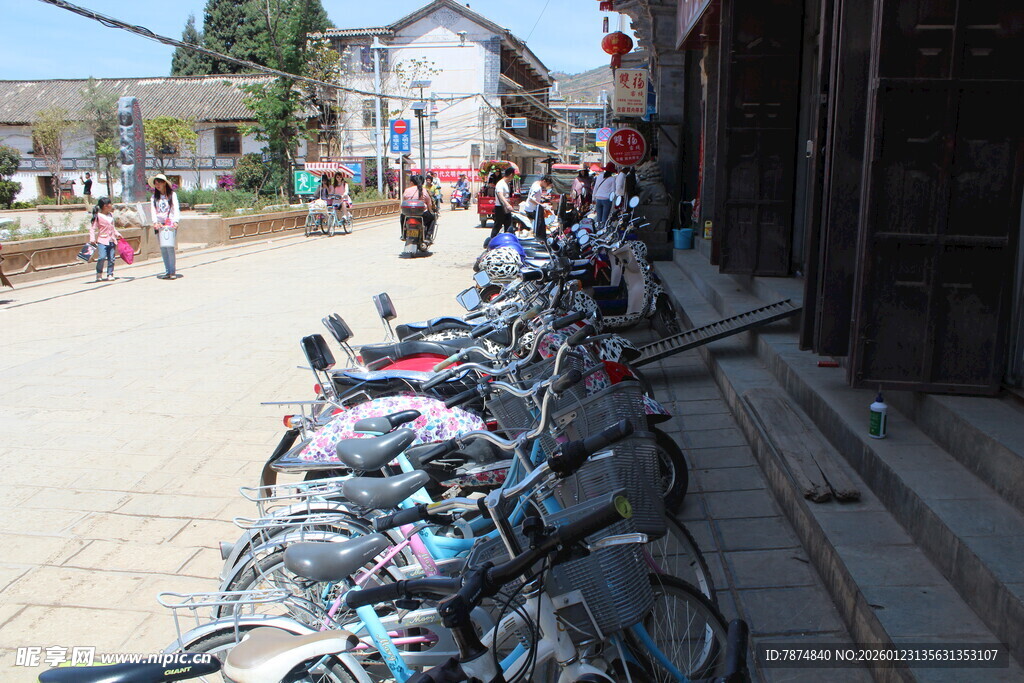 街道边整齐停放的一排自行车
