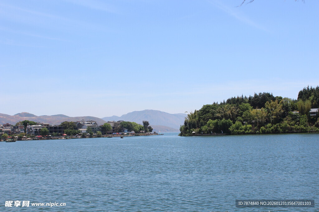 宁静湖景与葱郁岛屿