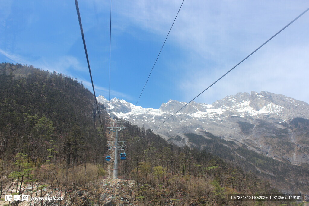 山间索道 远眺雪山美景