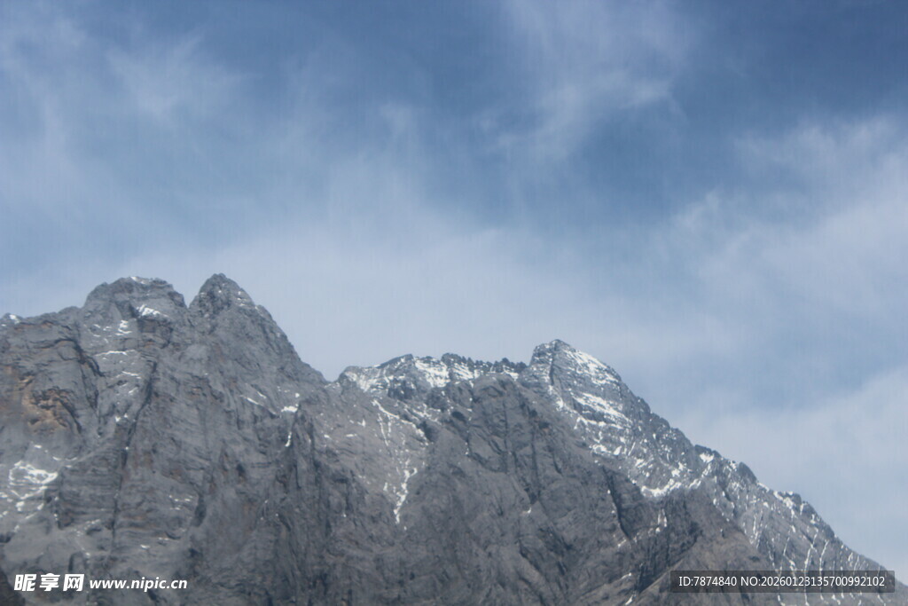 巍峨雪山映蓝天