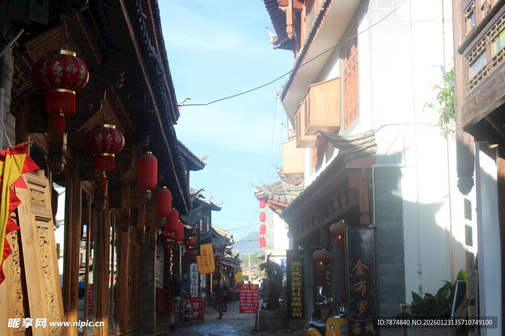 古巷红灯笼装点的静谧街景