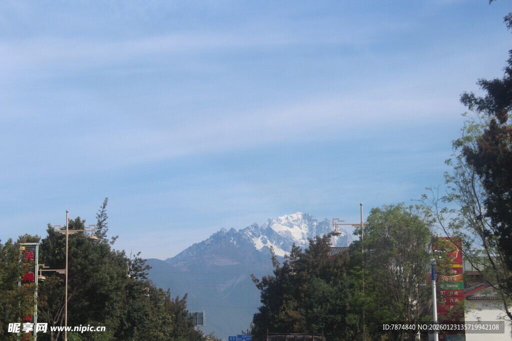 远山近树的自然景致