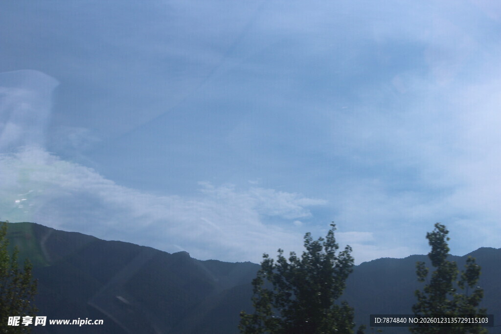 山间蓝天绿树美景