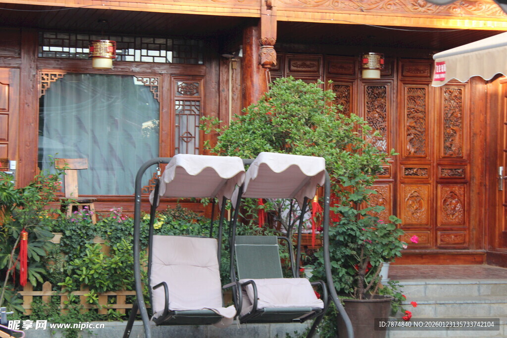 复古门前的精致双人座椅
