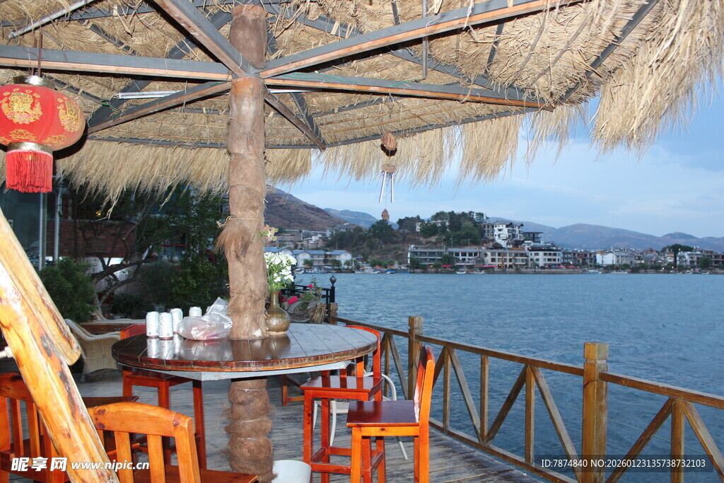 海边露台休闲桌椅景观