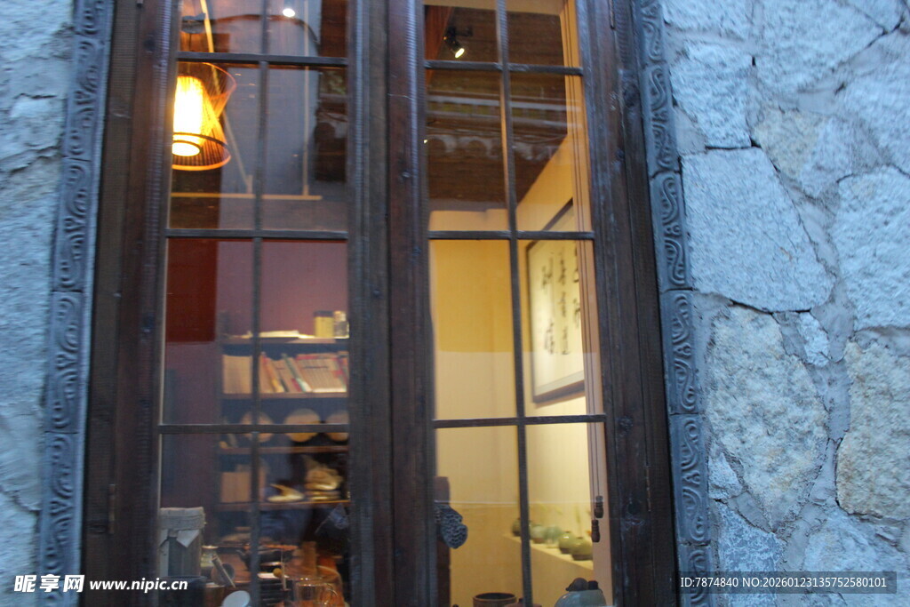 石墙旁的温馨室内景象