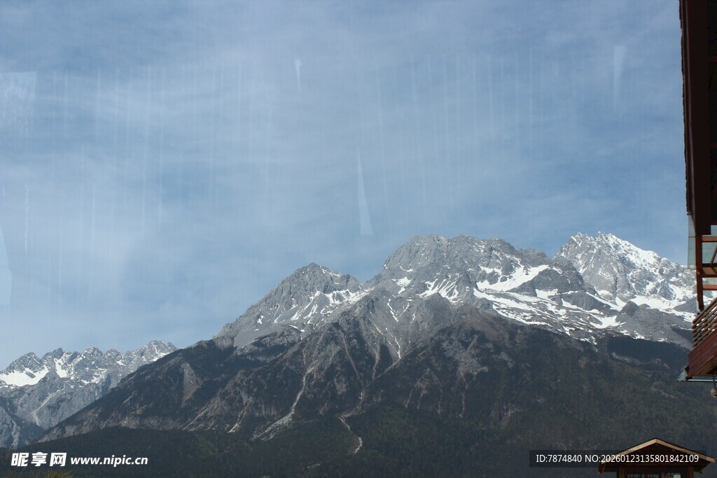 巍峨雪山壮丽景致