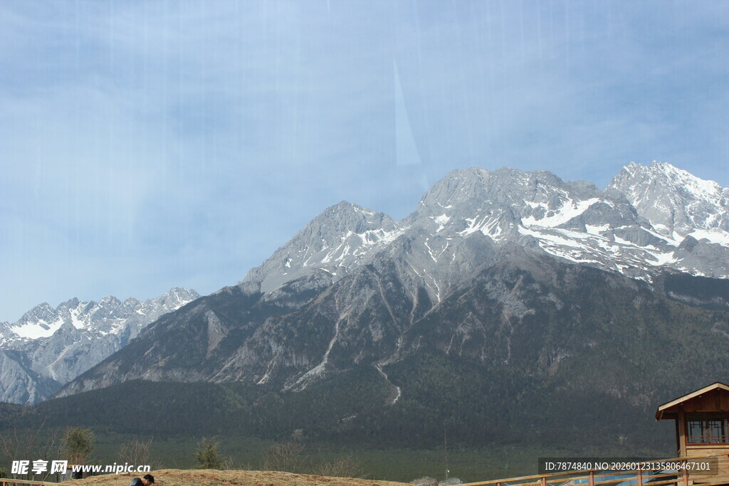 雪山下的静谧山间小屋