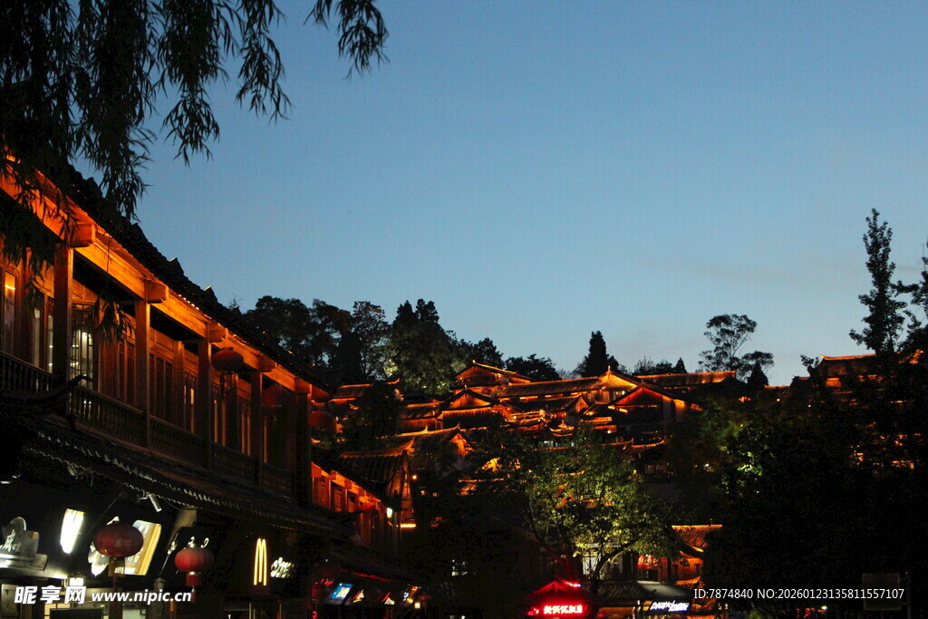 古街夜景 灯火映照古建筑