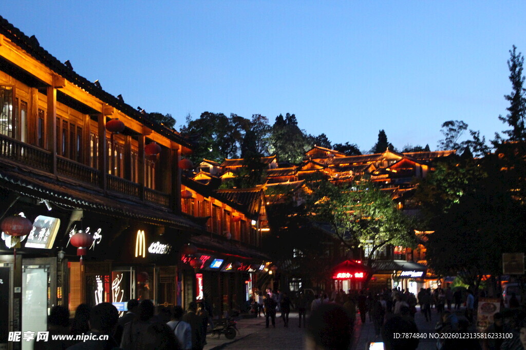 古街夜景 灯火璀璨人熙攘