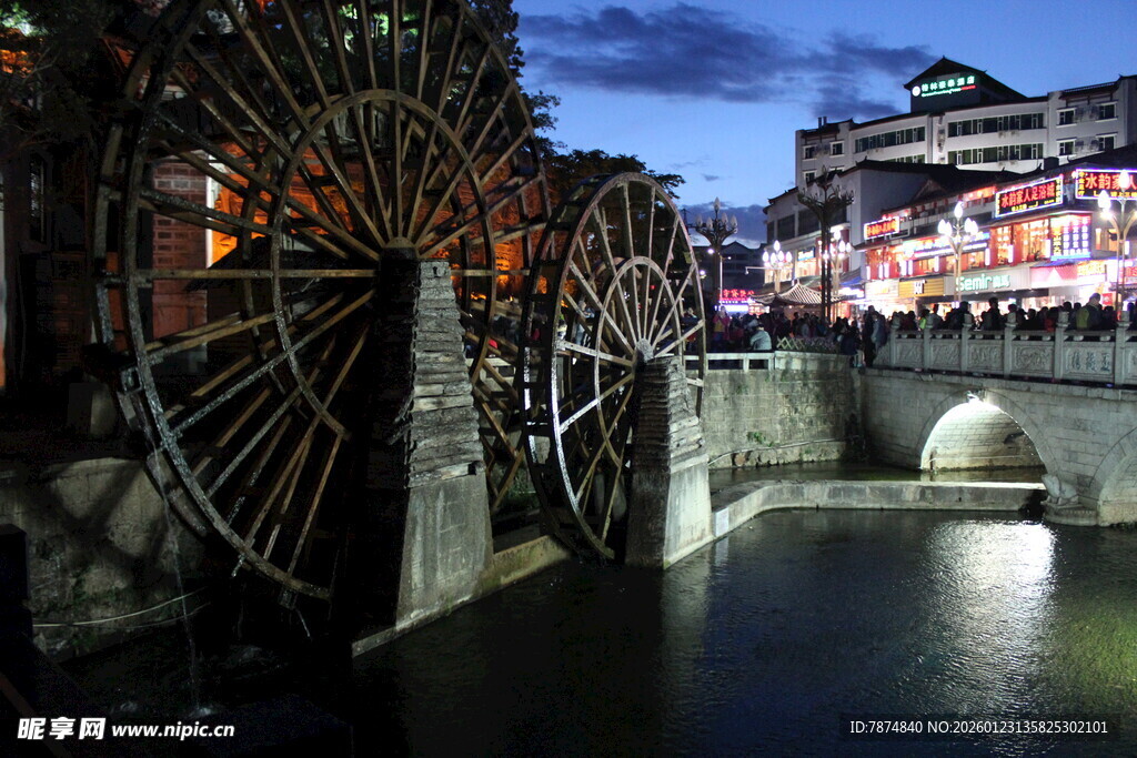 夜幕下的古老水车景观