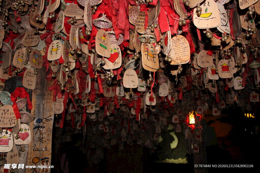 满墙心愿牌 承载美好期许