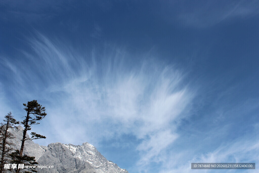 蓝天雪山旁的飘逸云彩