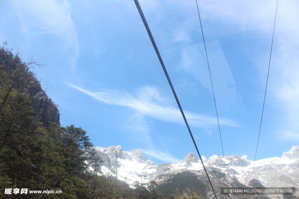 雪山缆车风光