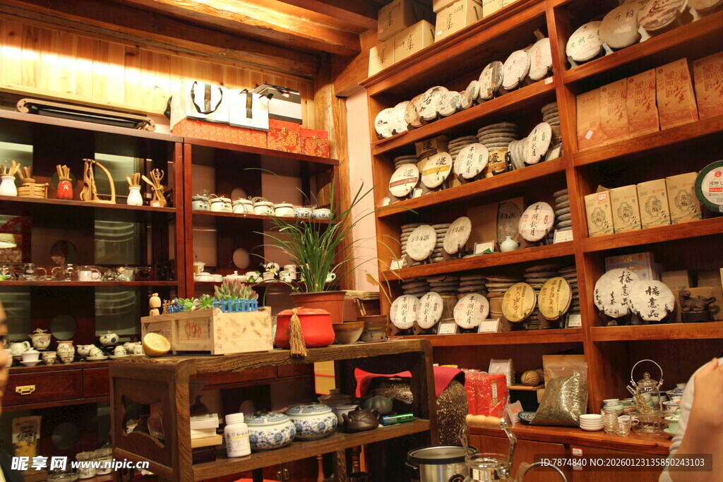 古雅瓷器店的丰富陈列