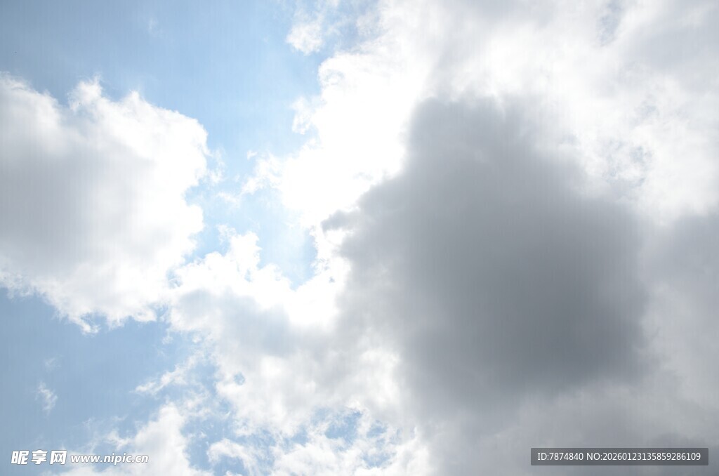 蓝天白云间的大片云朵