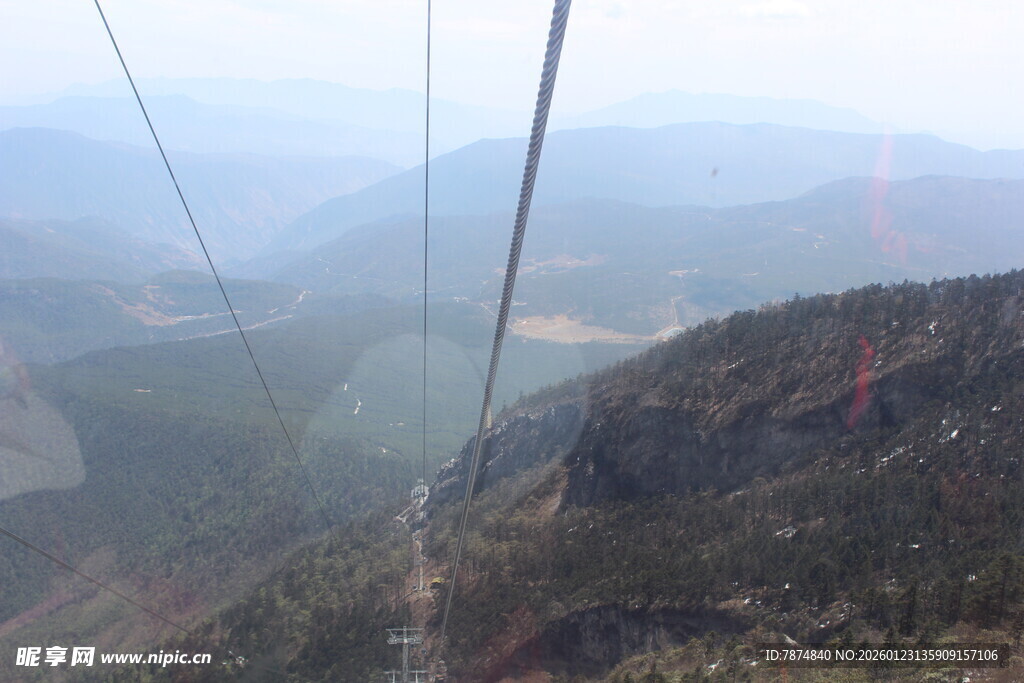 山间缆车景色