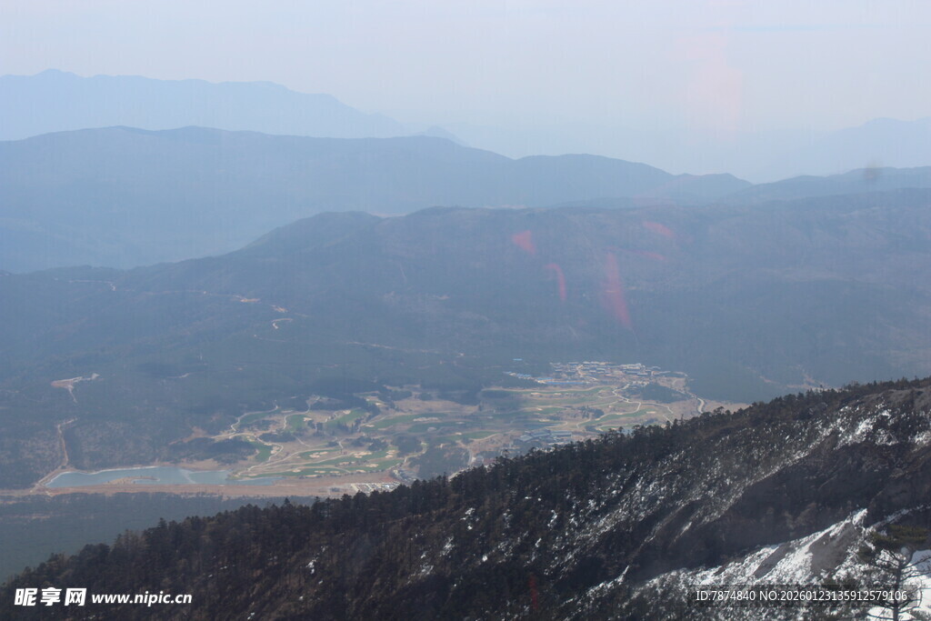 雪覆山峦远景图
