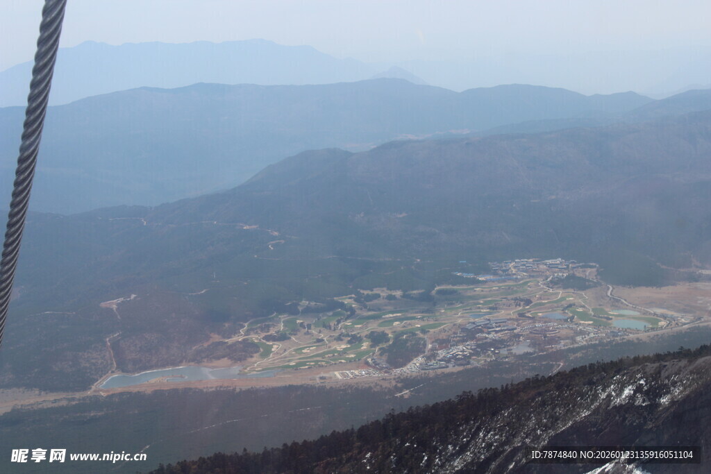 高空俯瞰山峦与城镇景观