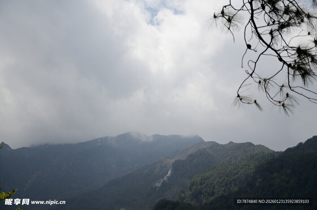 山间云雾缭绕的壮美景色