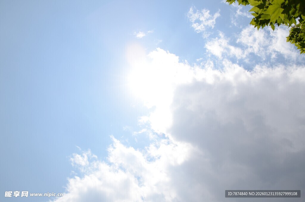 蓝天白云下的耀眼阳光