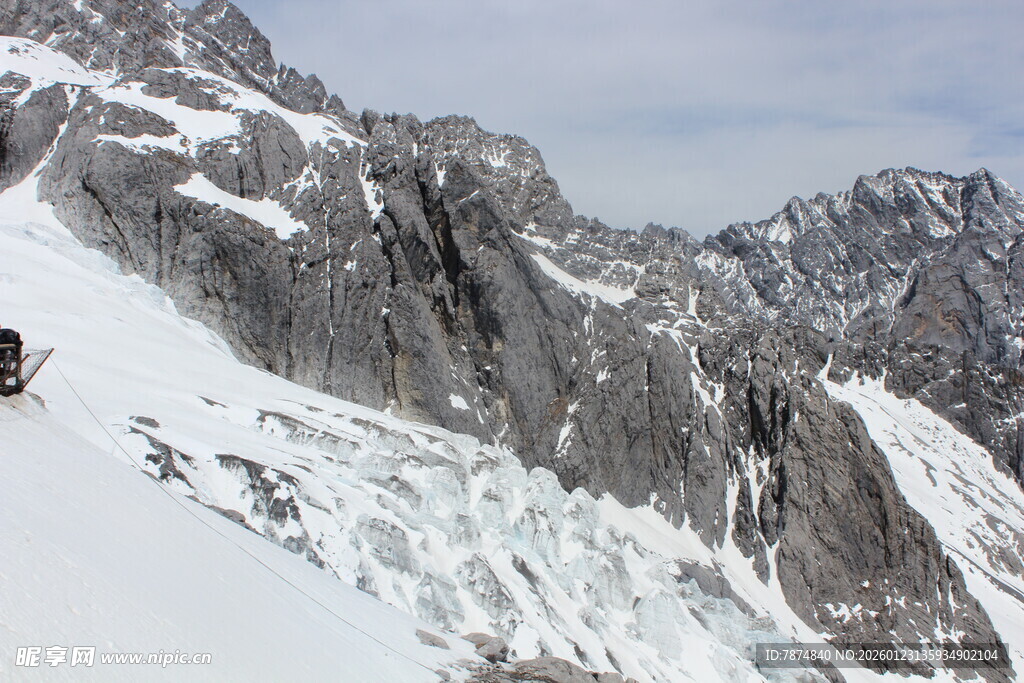 攀登雪山的探险者
