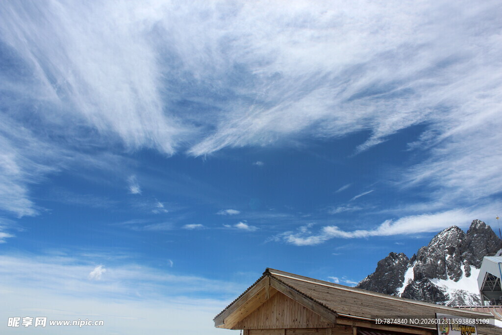 山间木屋与蓝天白云美景