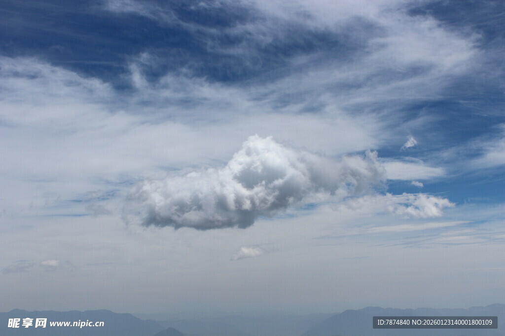 蓝天中的蓬松白云