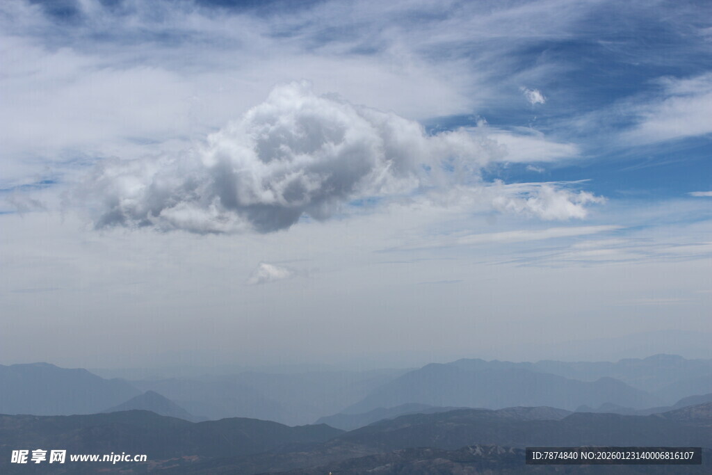 蓝天白云下的壮丽山峦