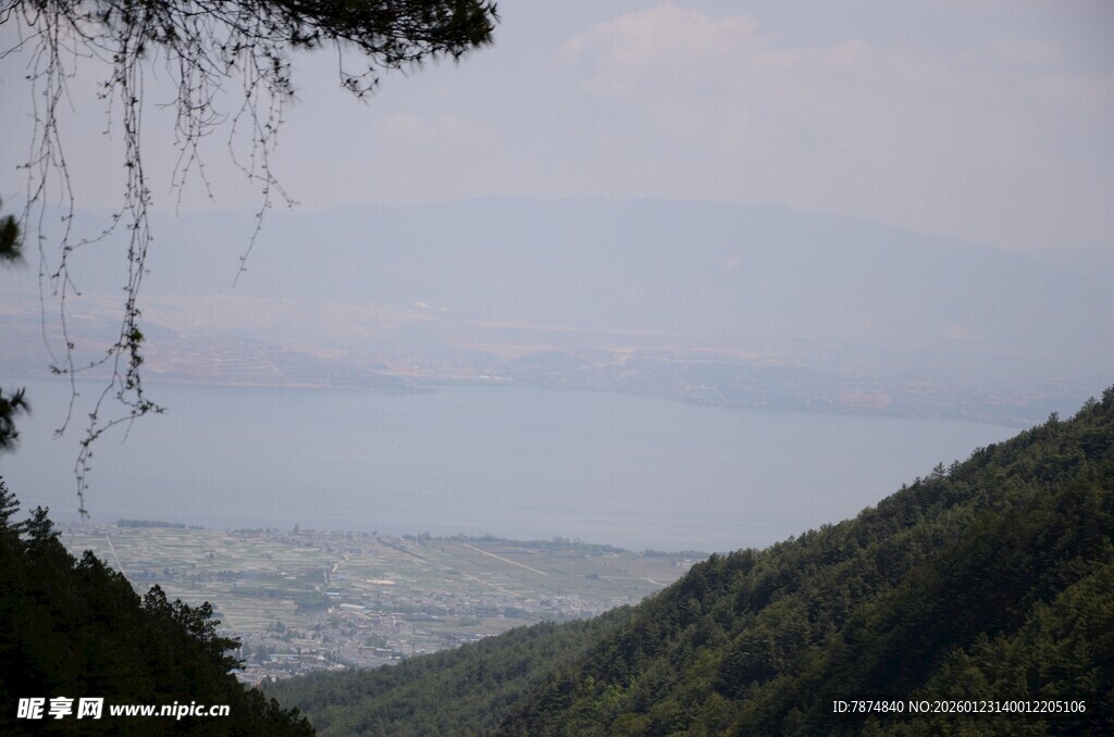 山间远眺朦胧景致
