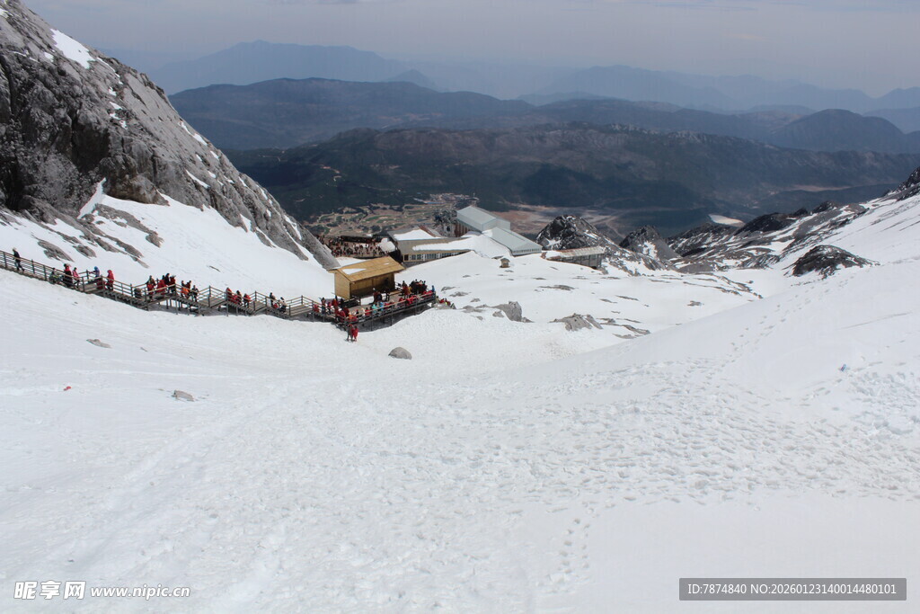 雪山中的木质物件