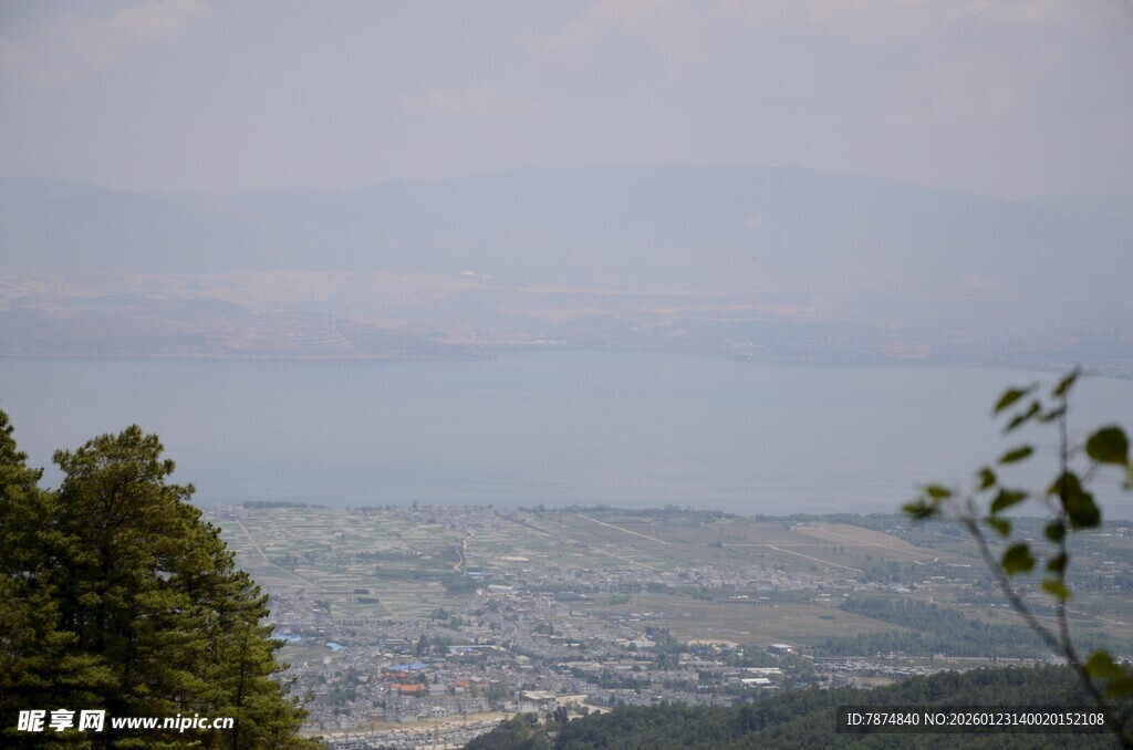 山巅远眺城市与朦胧远景
