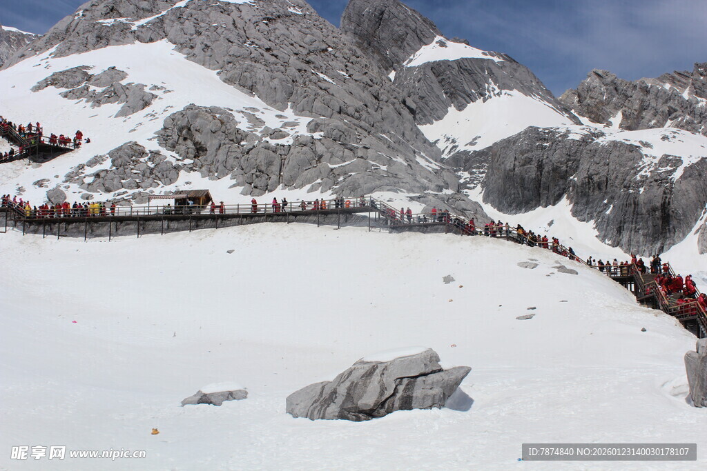 雪山栈道上的壮丽风景