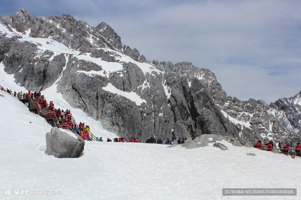 雪山徒步队伍壮观景象